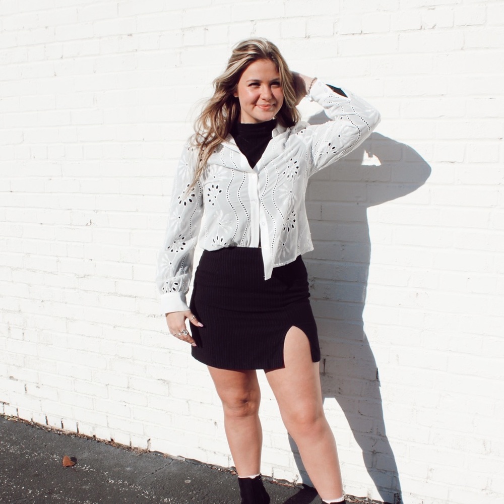 ARITZIA LACE CUTOUT BUTTON UP TOP